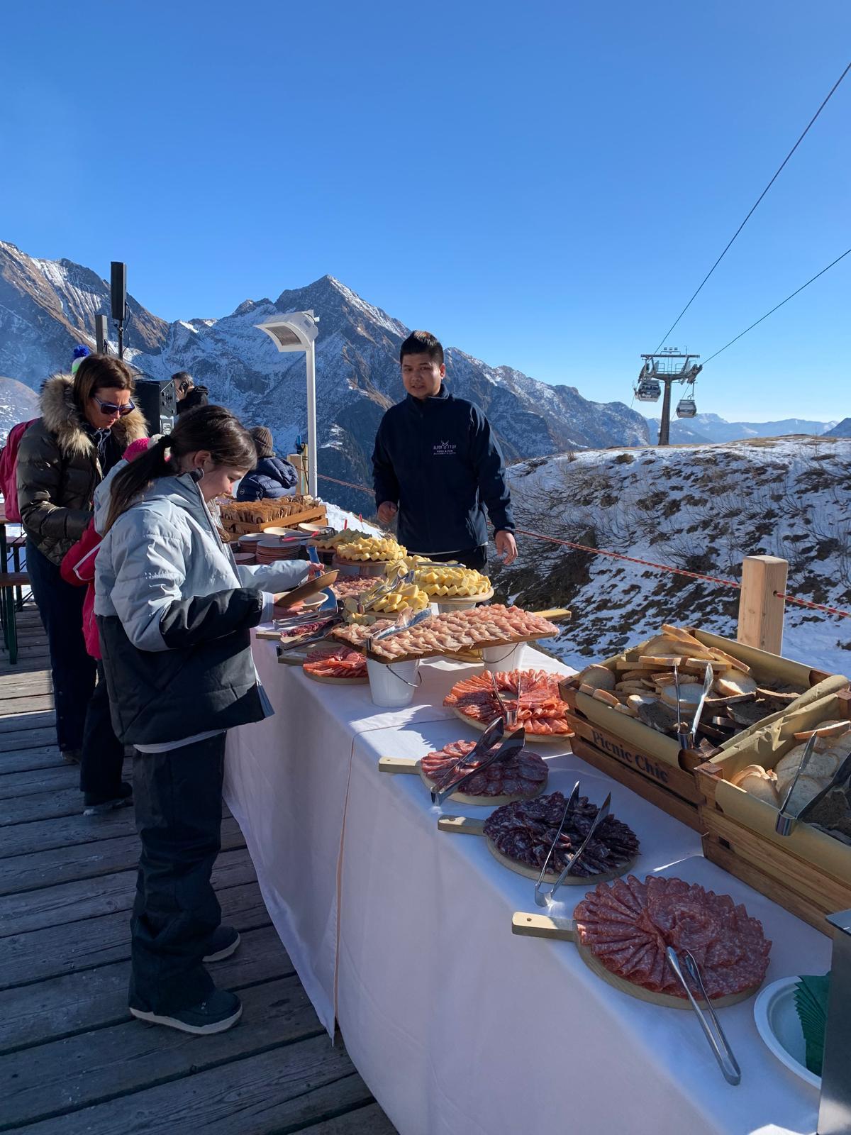 Buffet aziendale sulla terrazza innevata