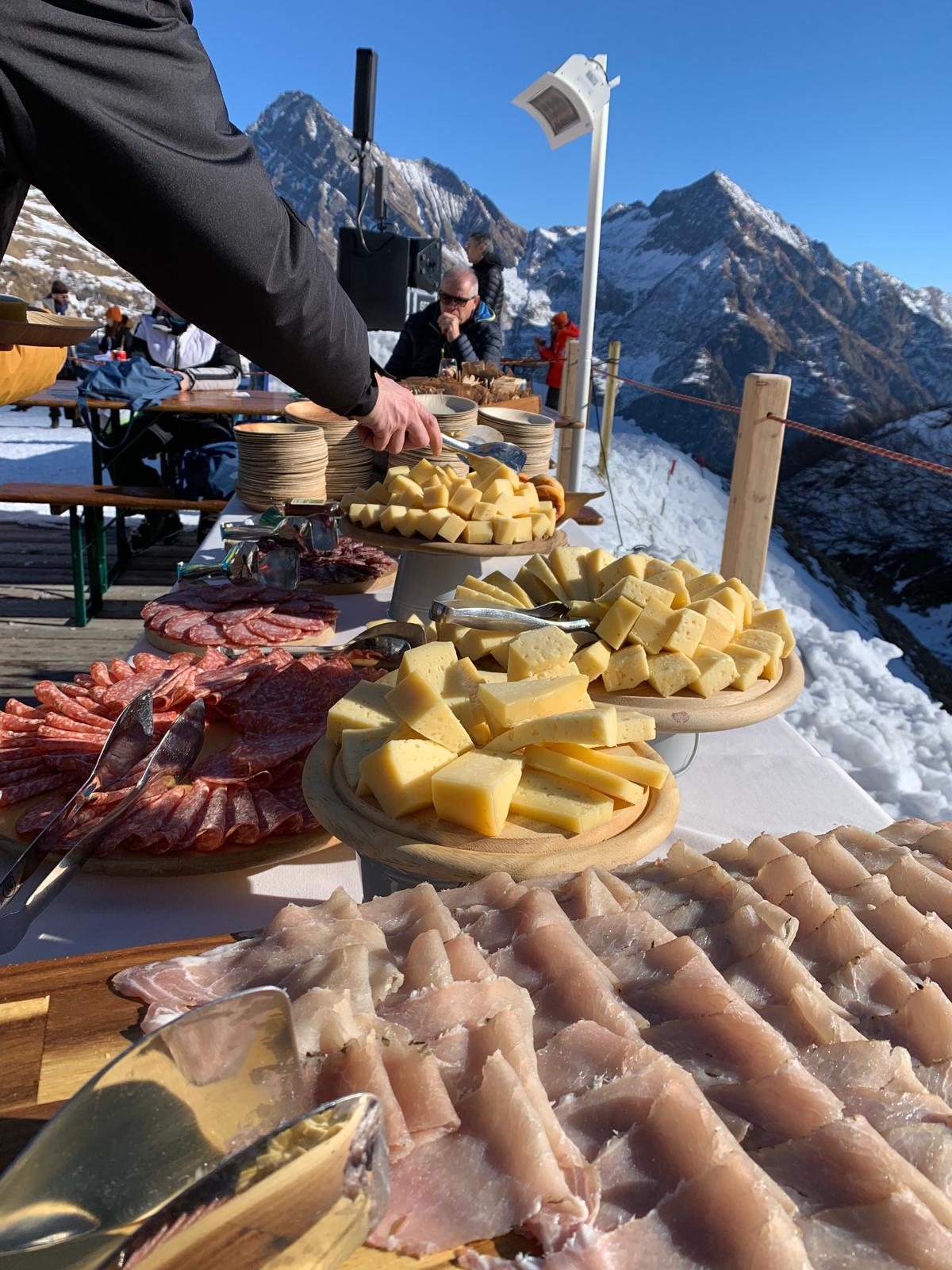 Taglieri di salumi e formaggi serviti in quota