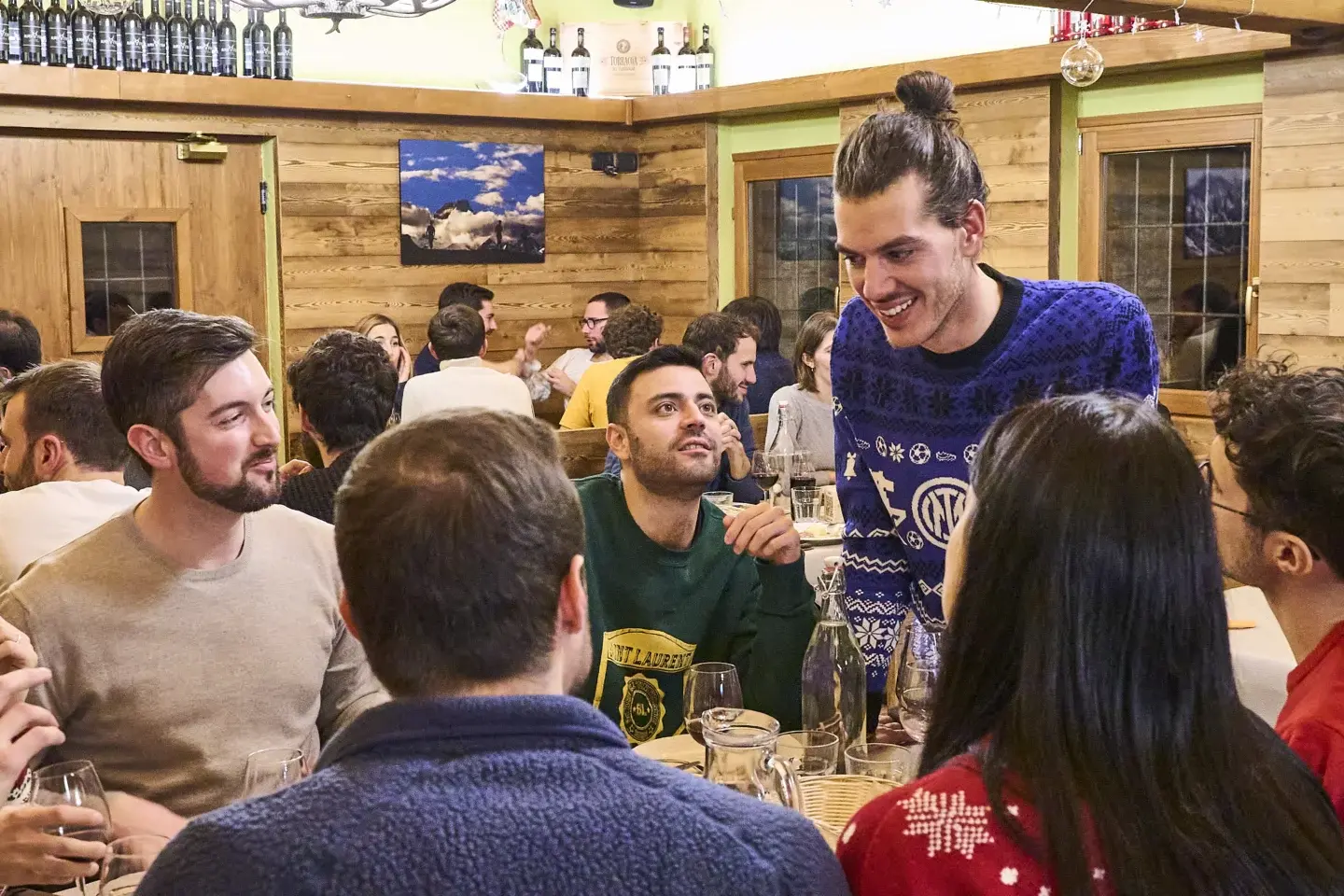 Cena di gruppo all'interno di Alpen Stop