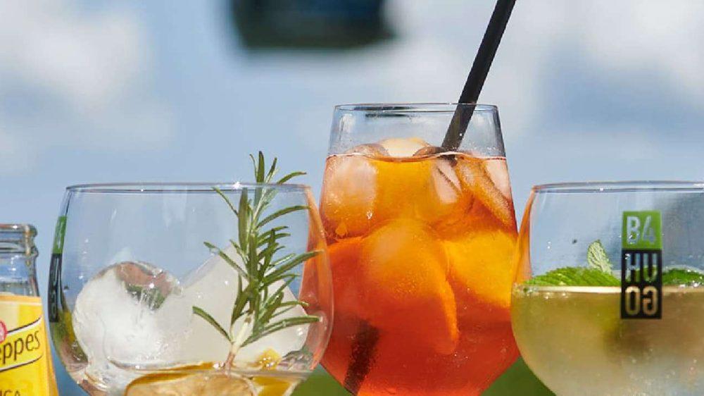 Cocktail colorati serviti all'aperto
