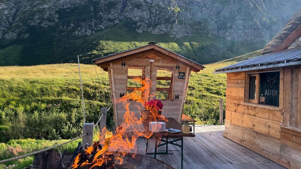 Fuoco acceso tra le baite di Alpen Stop