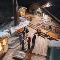 Terrazza di Alpen Stop vista dall'alto di notte