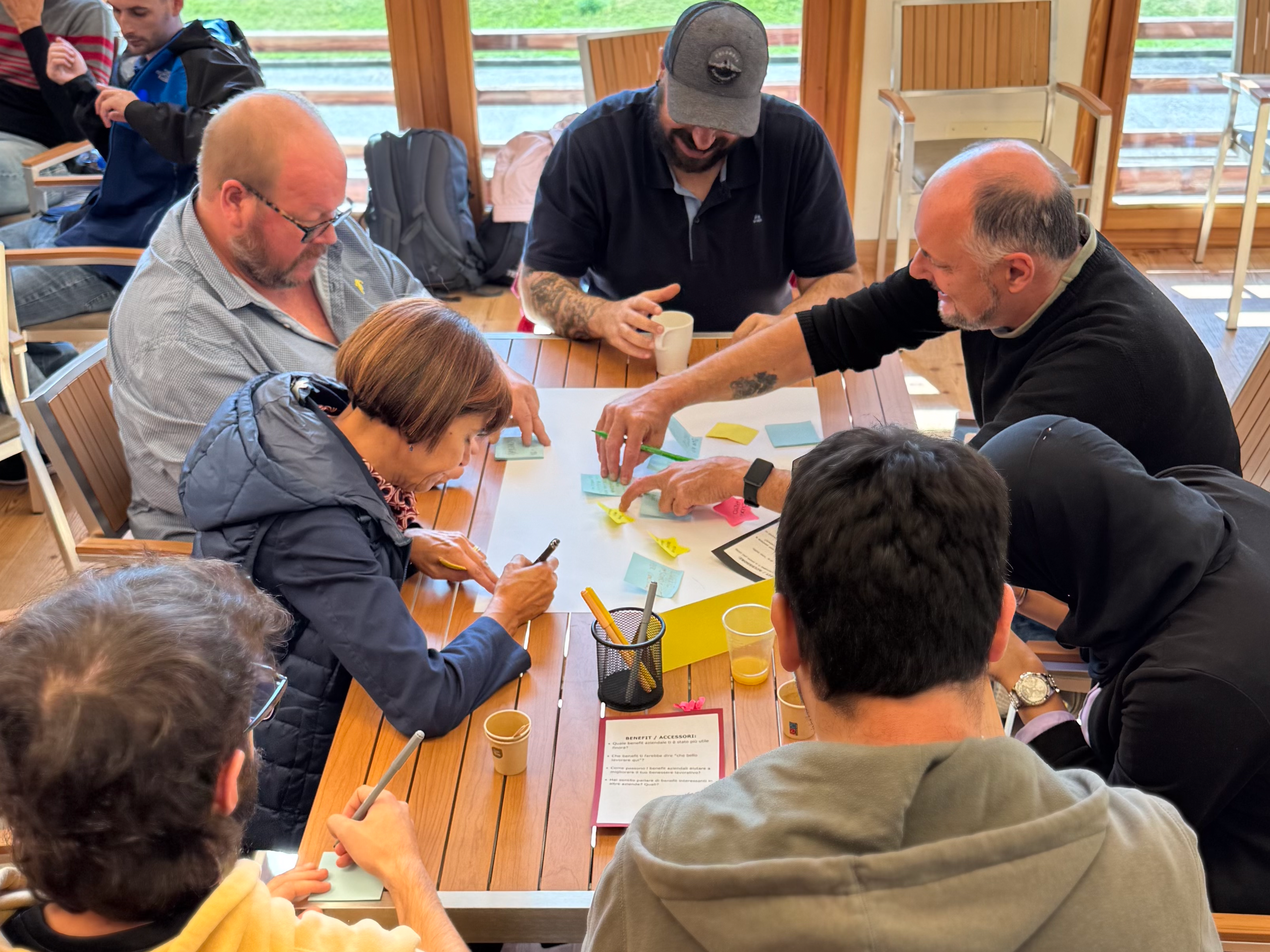 Team impegnato in un workshop attorno a un tavolo
