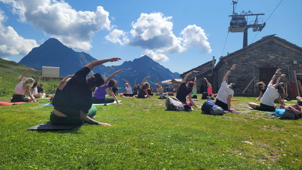 Sessione di yoga di gruppo davanti alle montagne