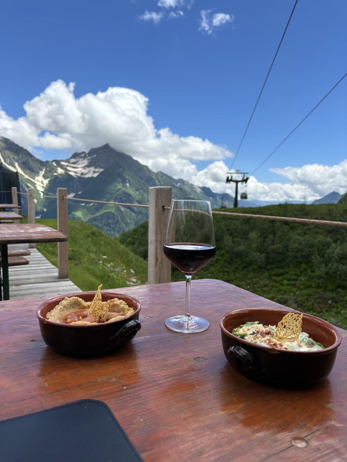 Aperitivo con vino e vista sulle montagne