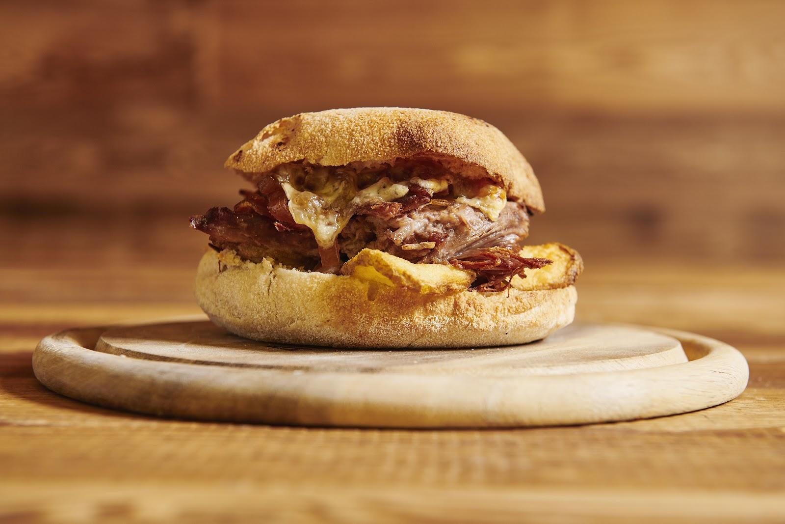 Panino caldo preparato dalla cucina di Alpen Stop
