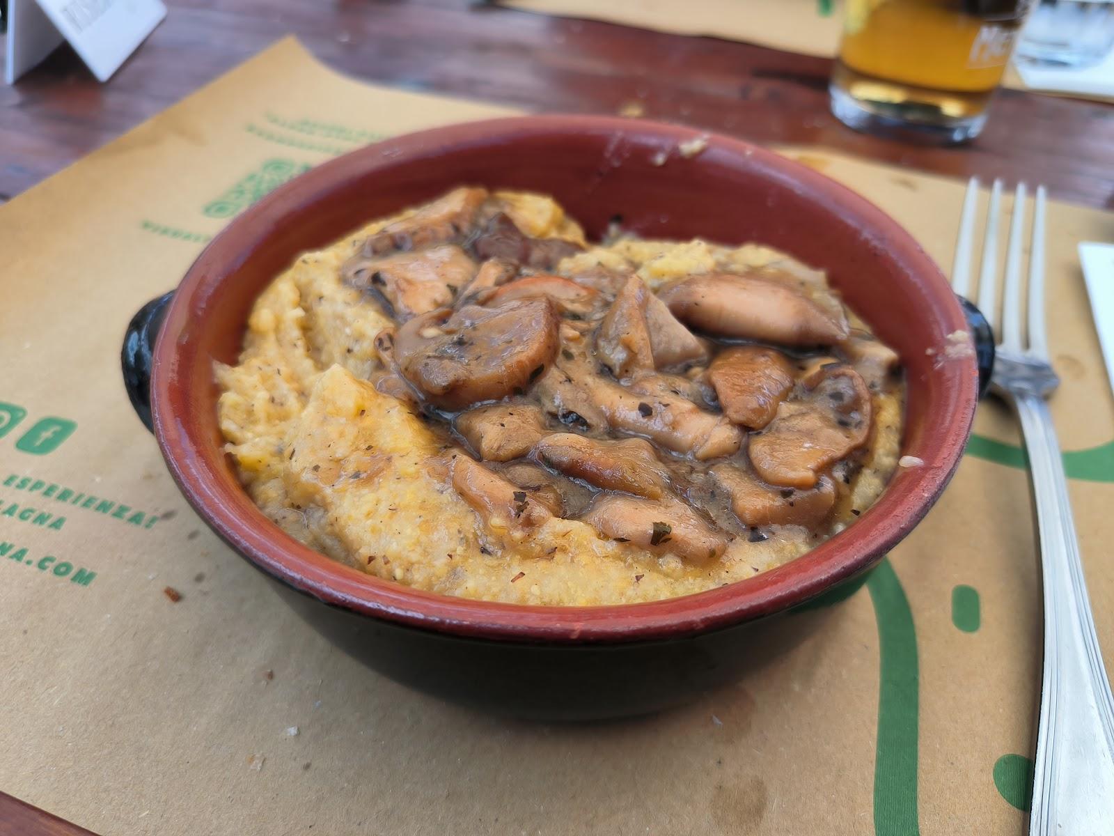 Polenta con funghi servita in terracotta