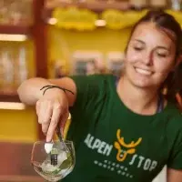 Lo staff di Alpen Stop durante il servizio del vino