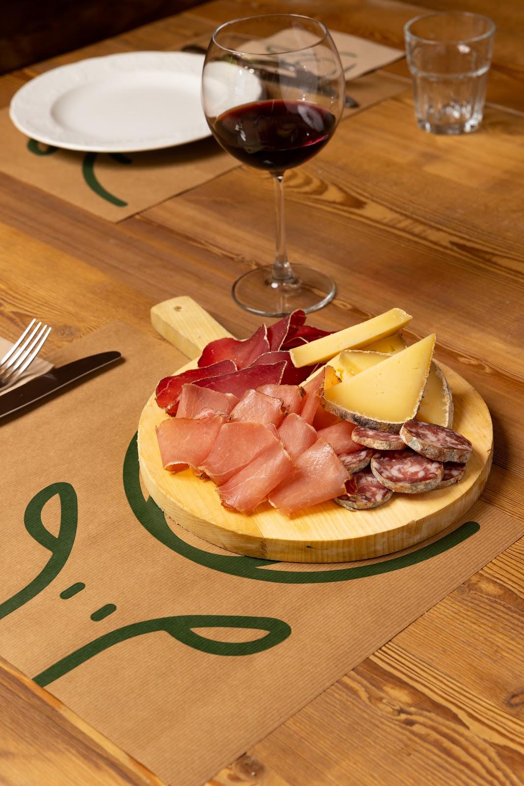 Tagliere di salumi e formaggi con vino rosso