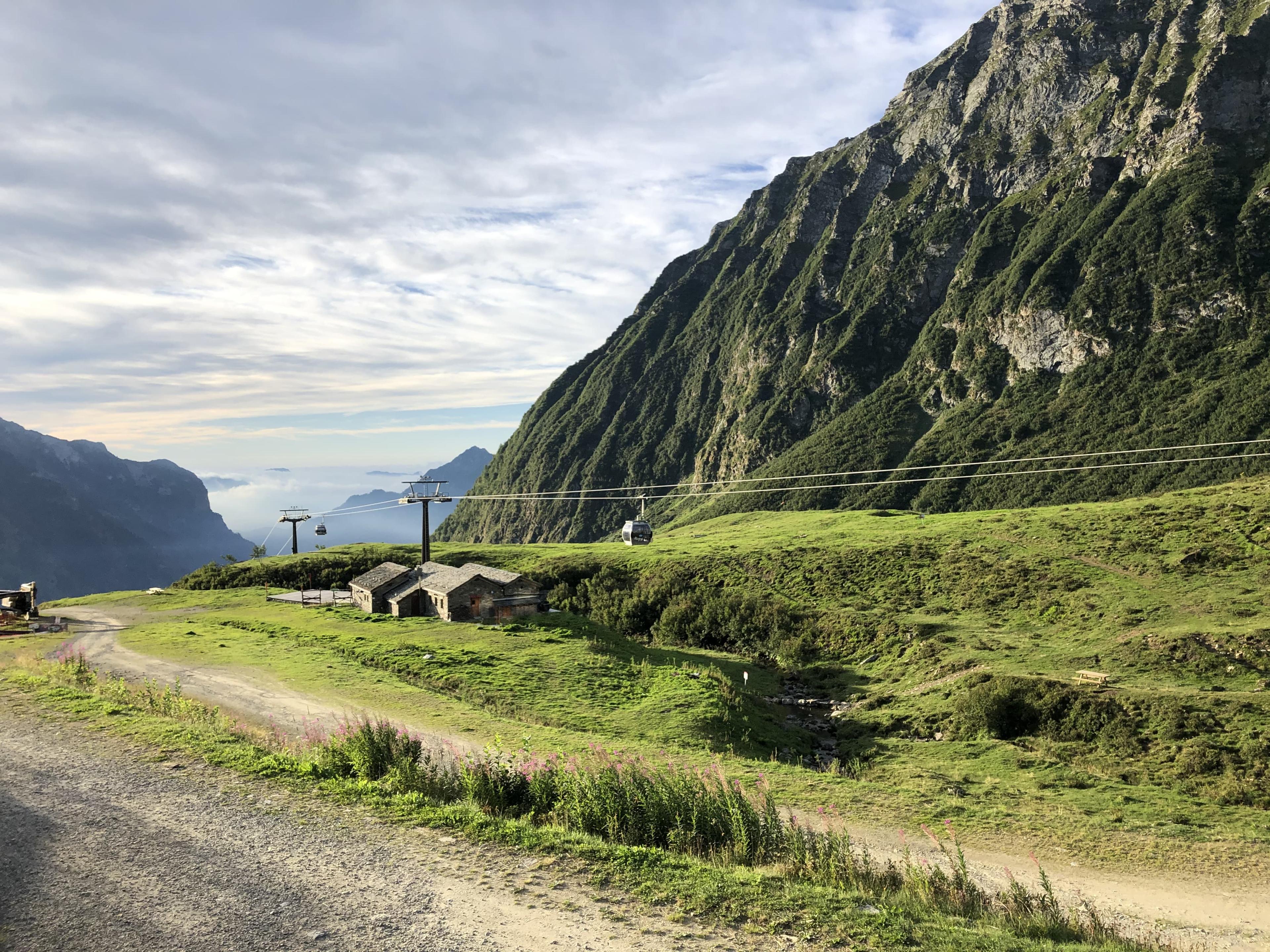 Le baite di Pianalunga affacciate sulla valle in estate