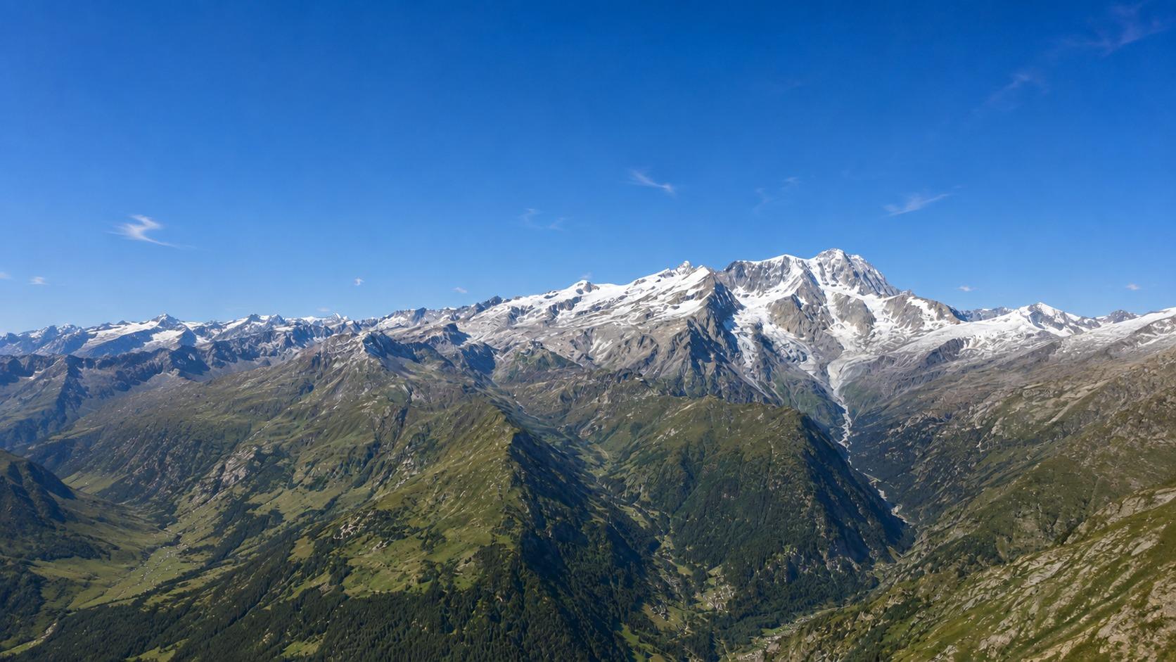 Panorama del Monte Rosa visto dalle vette sopra Alagna Valsesia
