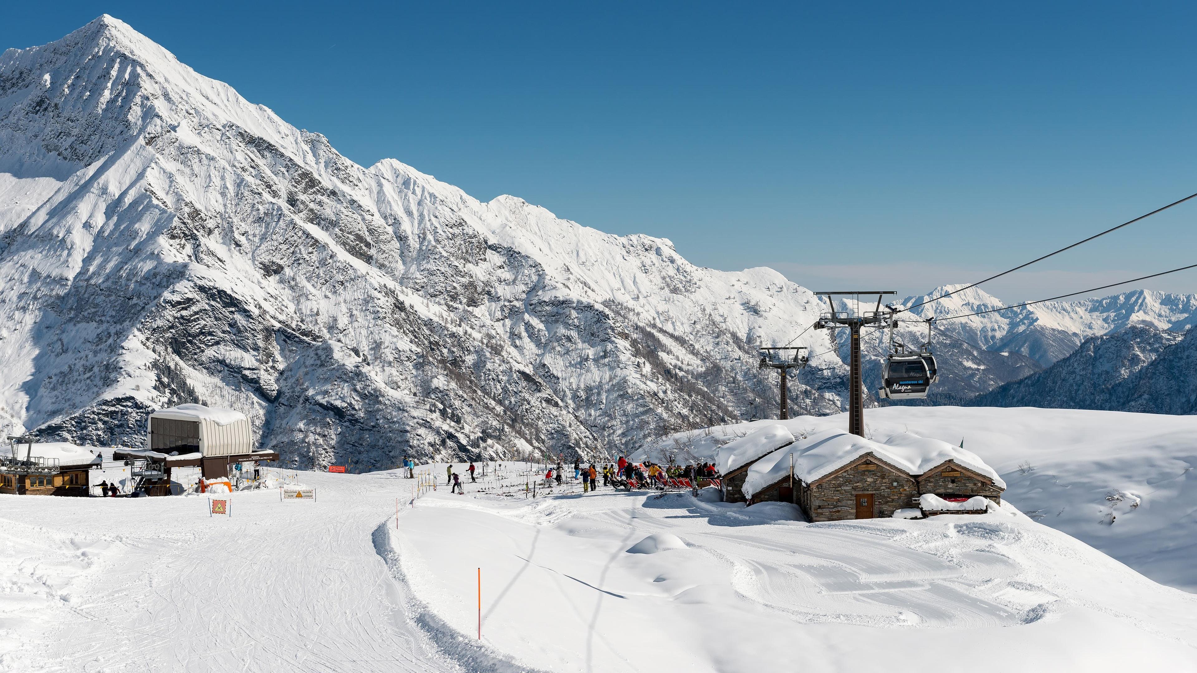 Alpen Stop e la telecabina nel paesaggio innevato di Pianalunga