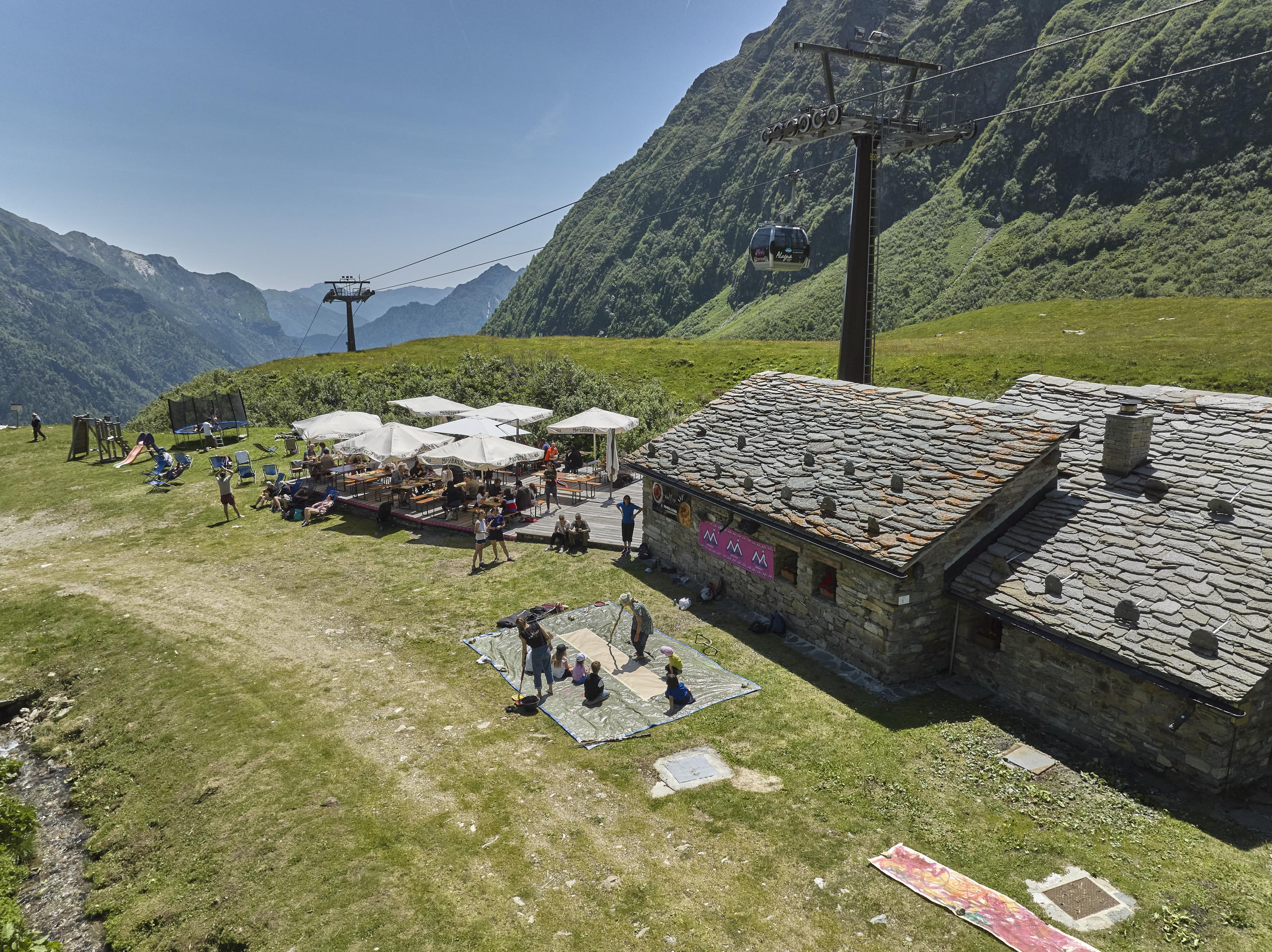 Alpen Stop e la terrazza visti dall’alto durante l’estate