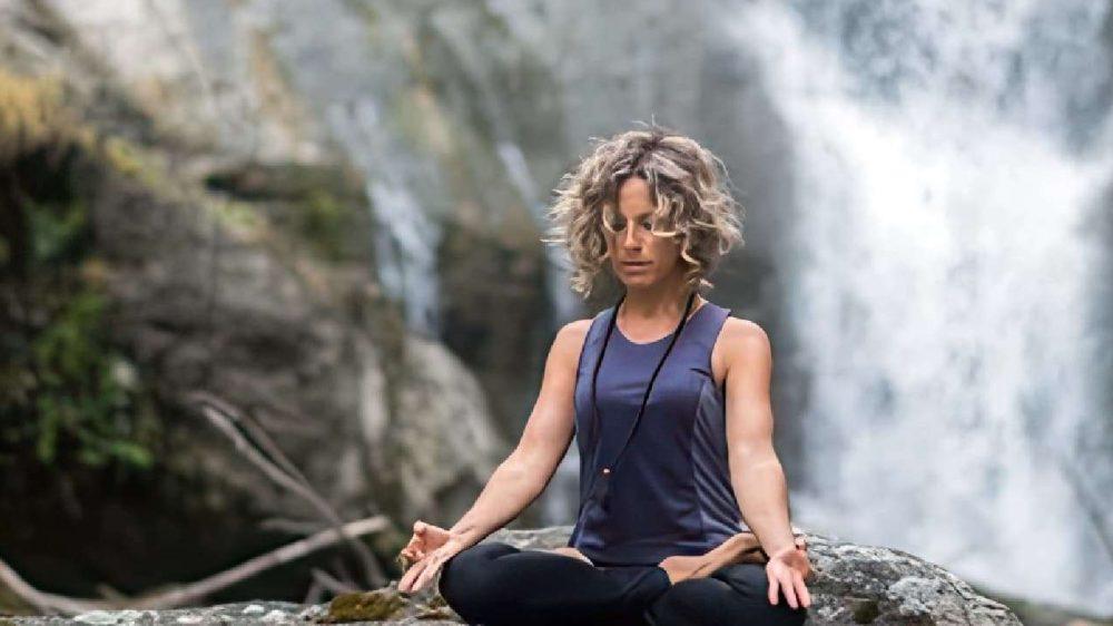 Meditazione immersa nella natura davanti a una cascata