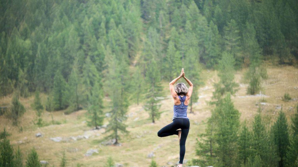 Pratica di yoga immersa nel paesaggio alpino