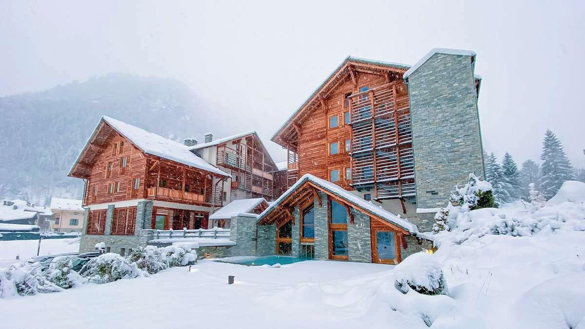 Chalet alpino circondato dalla neve
