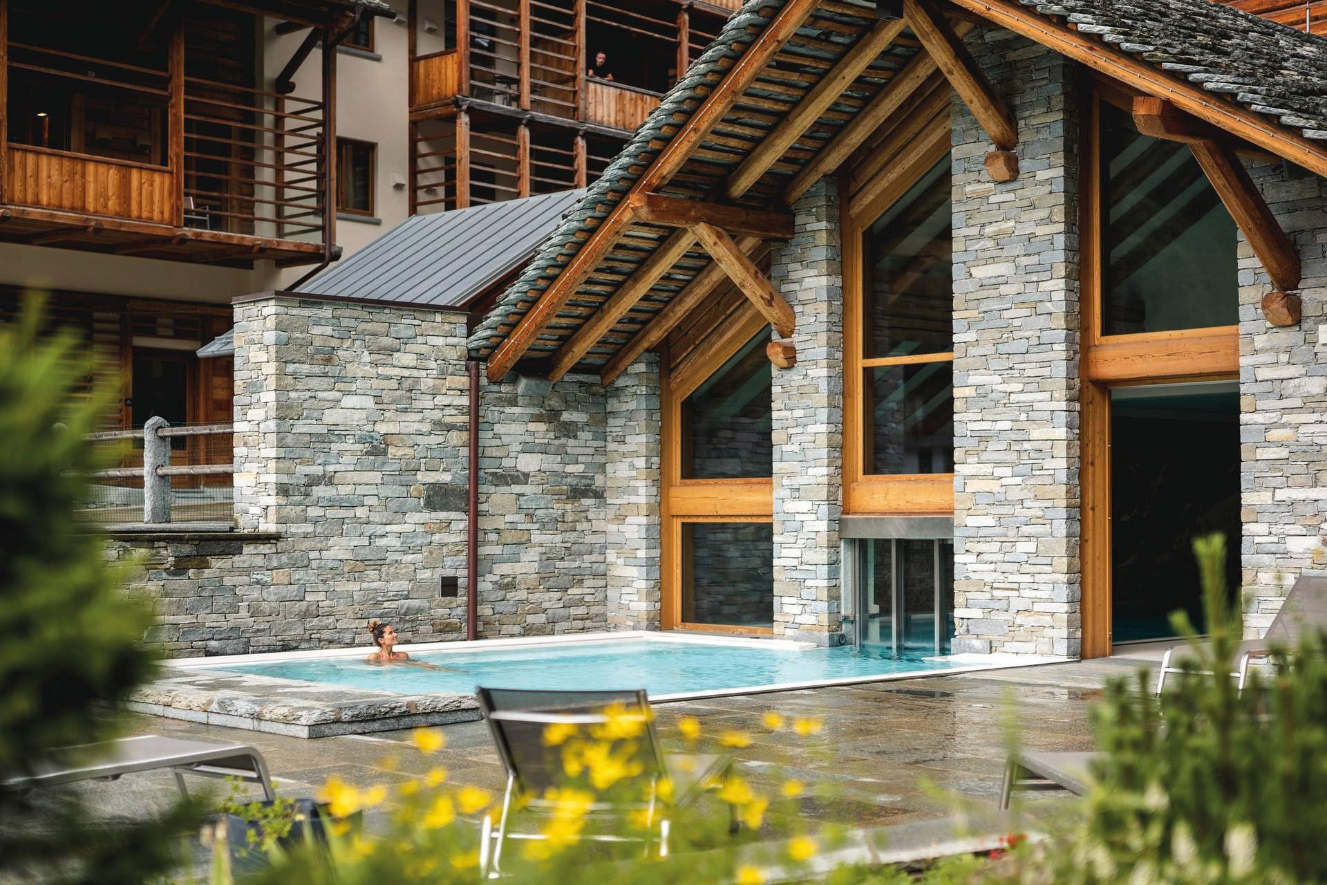 Piscina esterna di una struttura selezionata per il soggiorno
