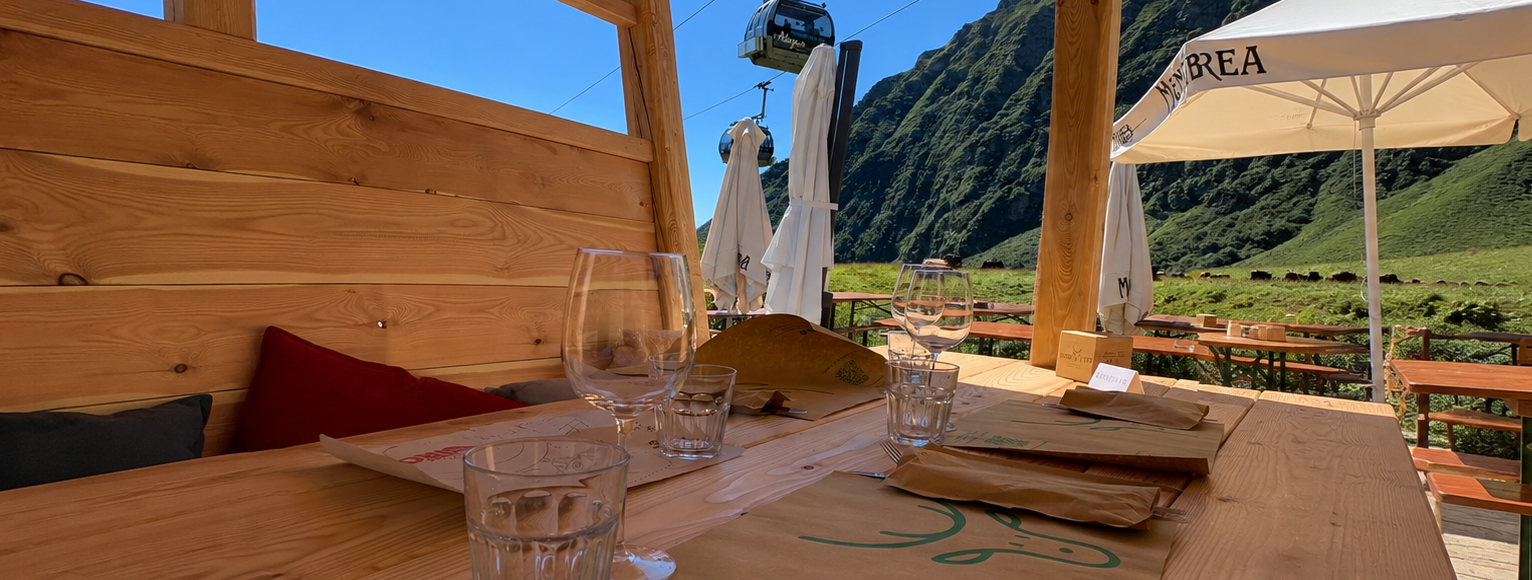 Kabin apparecchiata con vista sulla telecabina e sulle montagne