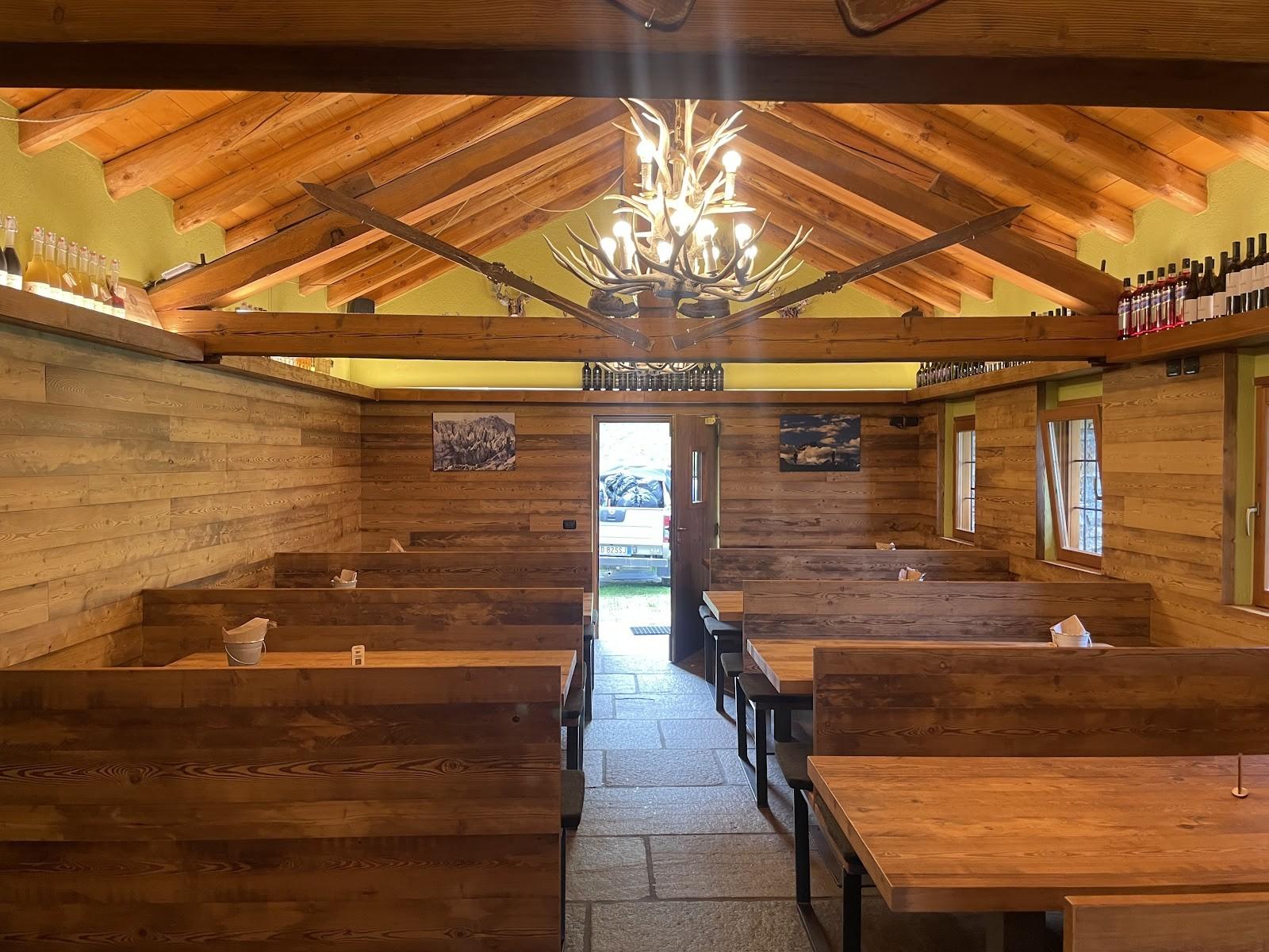 Sala interna di Alpen Stop preparata per accogliere il gruppo