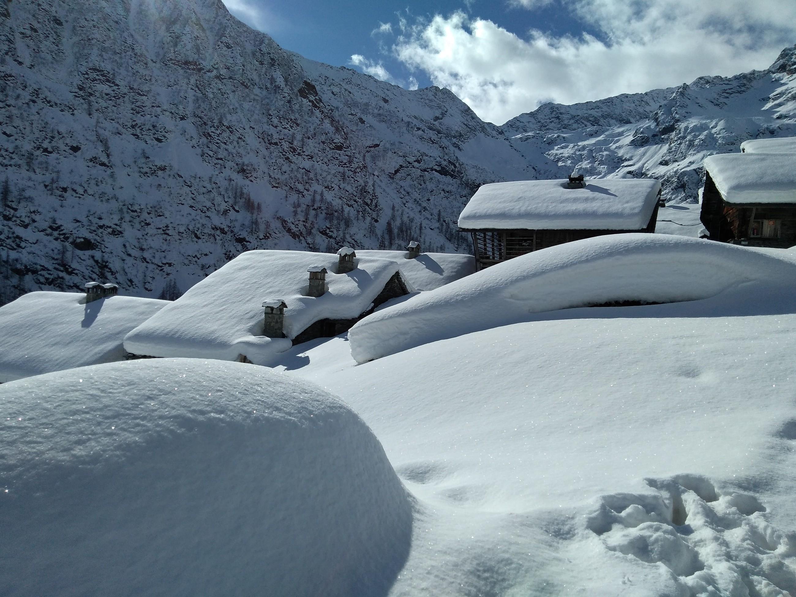 Baite di Alagna coperte da un manto di neve fresca